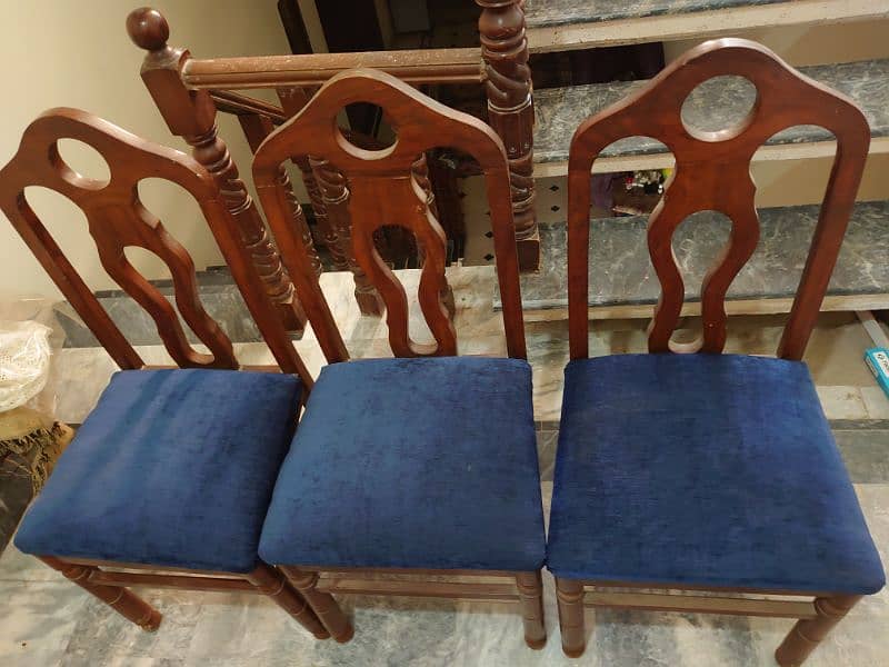 dining table, 6 chairs and a table, size large 2