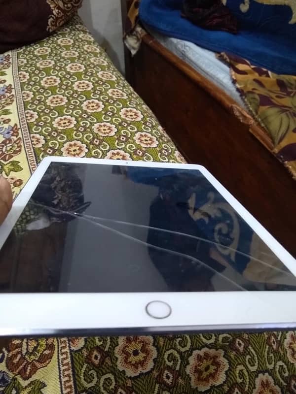 iPad Air m2 without box and original data cable screen par crack han 4