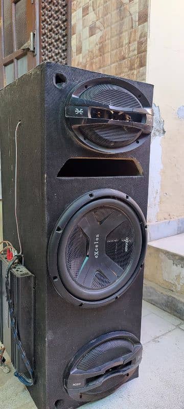 Amplifier with woofer and speakers 1