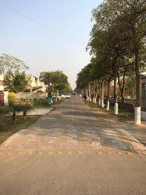 1 Kanal Facing Park Plot For Sale ,B Block 4