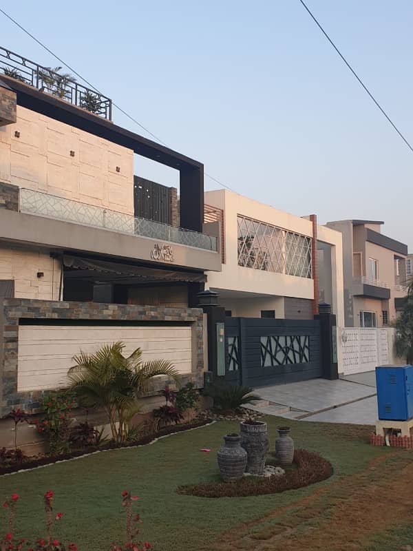 1 Kanal Facing Park Plot For Sale ,B Block 9