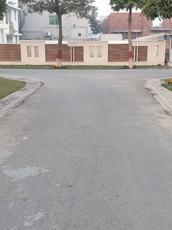 1 Kanal Facing Park Plot For Sale ,B Block 12