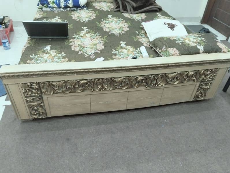 King size designer bed 7 months used 1