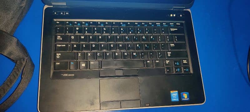 Laptop dell core i5 4th generation model latitude E6440. 5