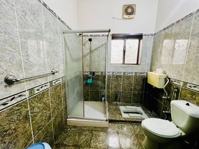 23 MARLA Beautiful HOUSE for Sale in Gulberg 2 4