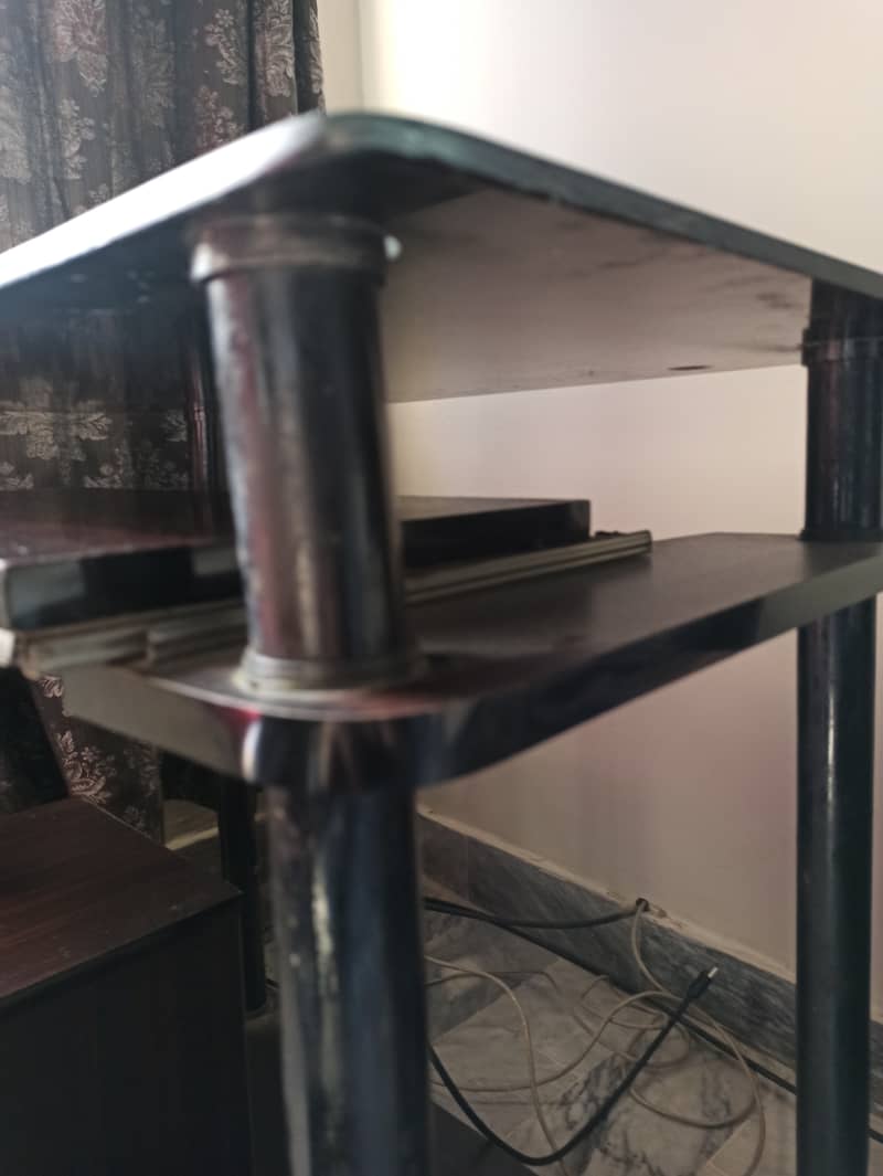 NEAT & CLEAN COMPUTER TABLE AT AFFORDABLE PRICE 3