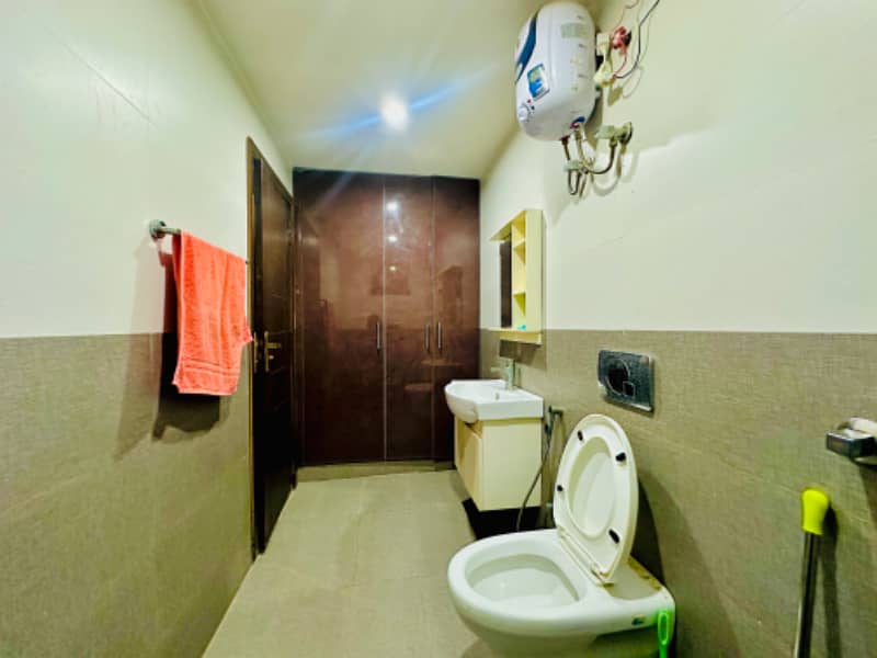 Furnish luxury Aparment per day weekly available for rent behria town lahore 7