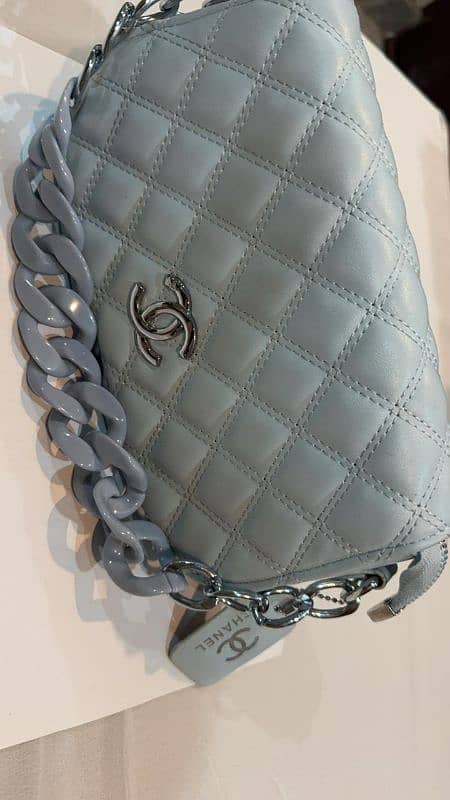 CHANEL leather crossbody bag with beautiful chain 3