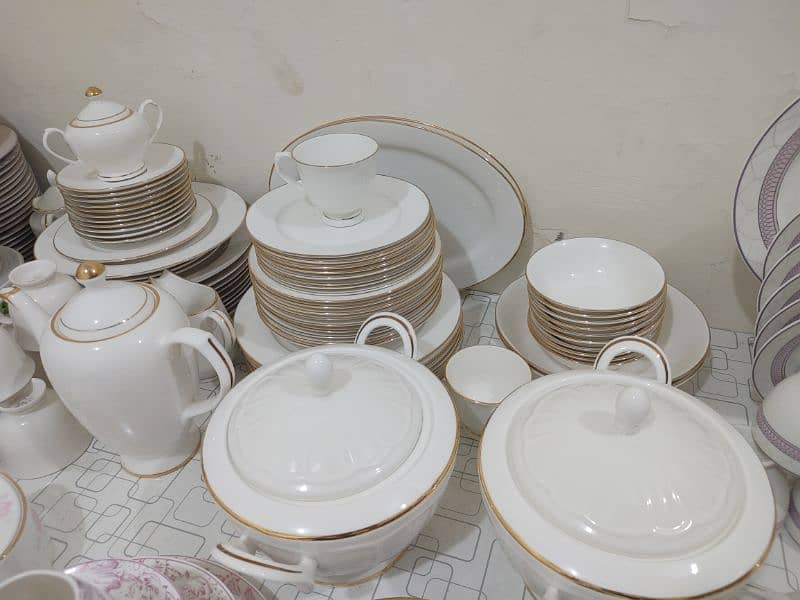 Fine bone china 8 service total 61 piece 2