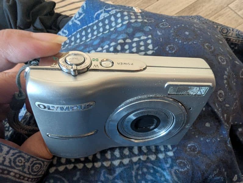 Olympus Camera silver, no wire or charging 2