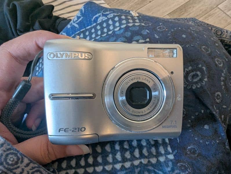 Olympus Camera silver, no wire or charging 3