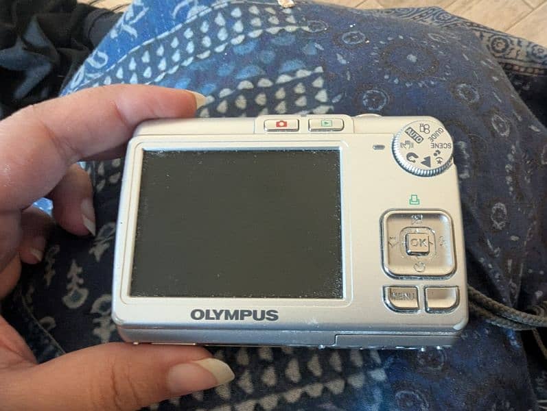 Olympus Camera silver, no wire or charging 4