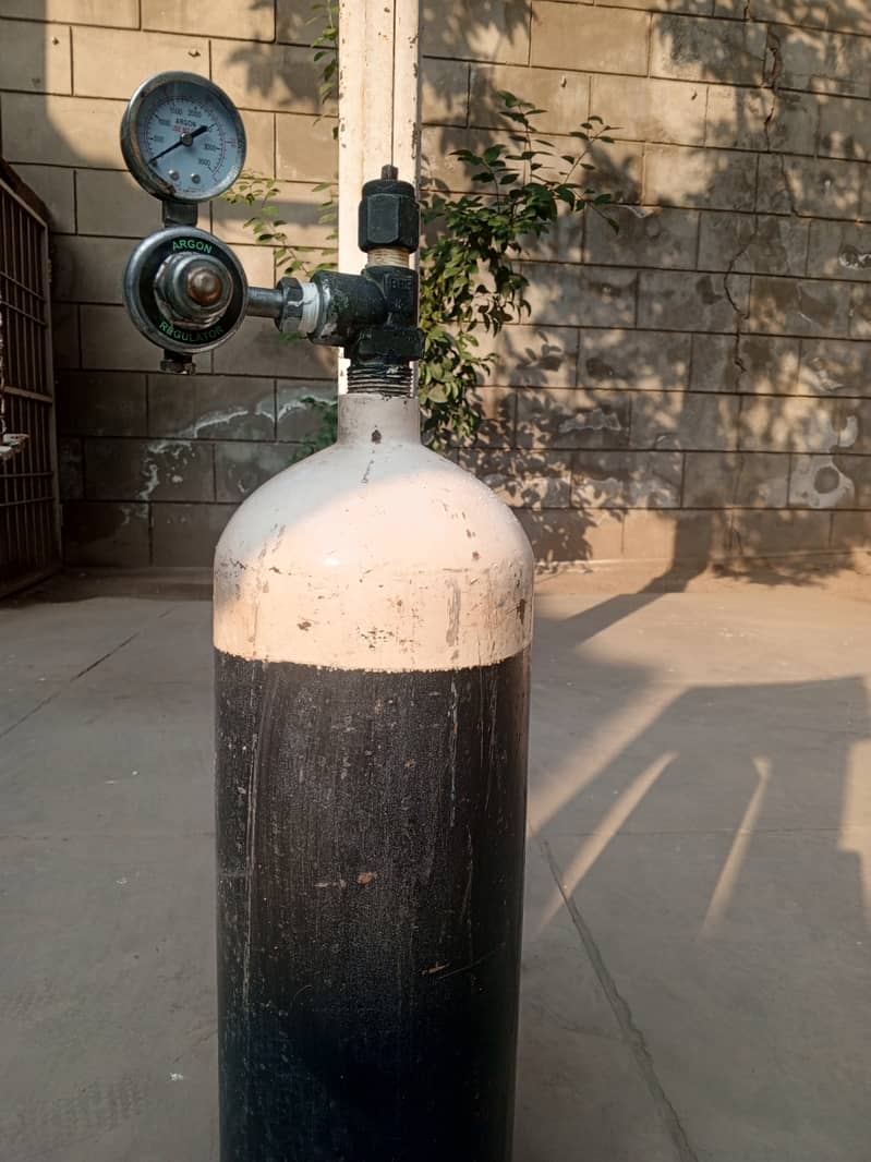 Oxygen cylinder with regulator for sale 1