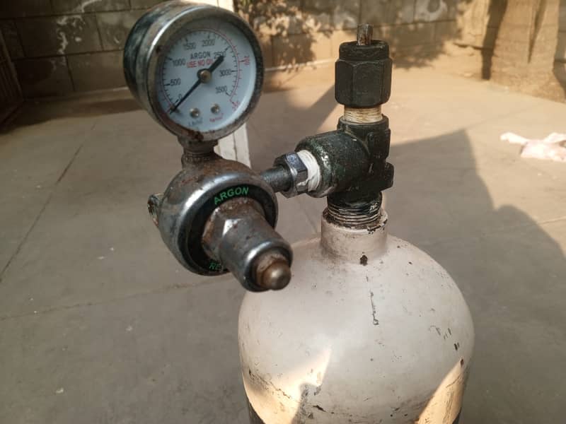 Oxygen cylinder with regulator for sale 2