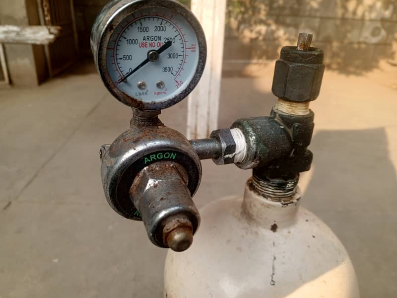 Oxygen cylinder with regulator for sale 3