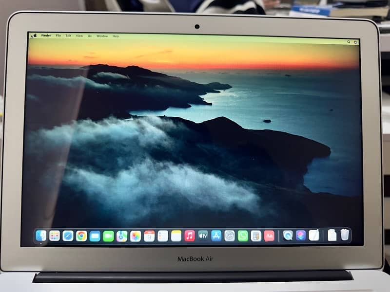 Macbook Air (13-inch, 2017) 1