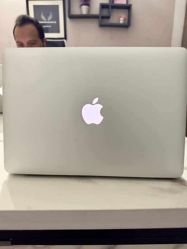 Macbook Air (13-inch, 2017) 3