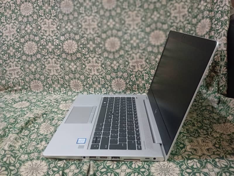 i7 8th Generation, 830 G5- 8 Gb RAM- 256 SSD ROM 2