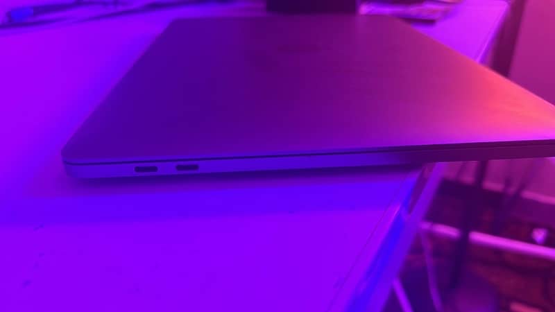 MacBook Pro 2018 Tuch bar like new with original charger 3