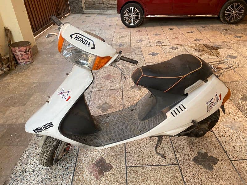 Honda 2 strock scooter 50cc self start 1