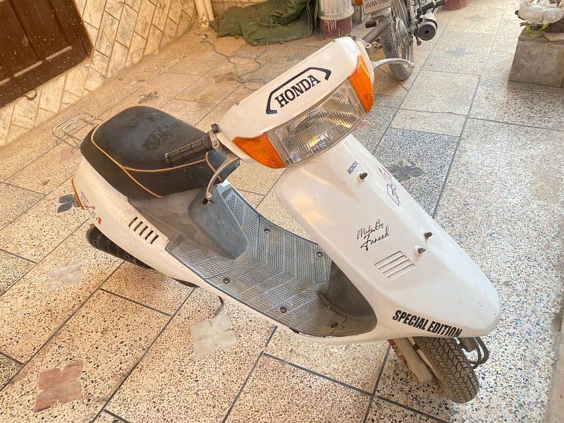 Honda 2 strock scooter 50cc self start 2