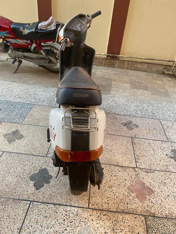 Honda 2 strock scooter 50cc self start 4