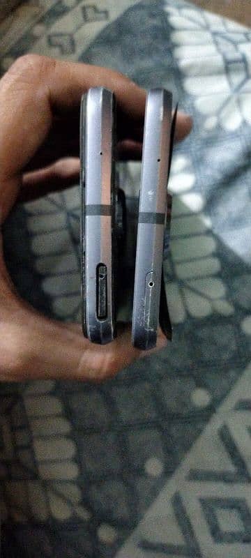 2 piece Motorola 2 force xt 1650-02 for parts 4