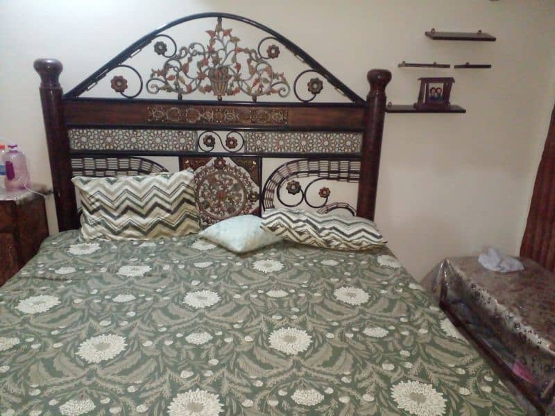 its king side bed or drssing table is for sale 1