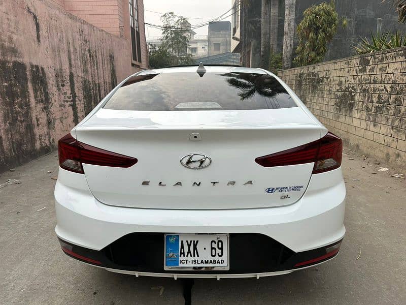 Hyundai Elantra 2022 3