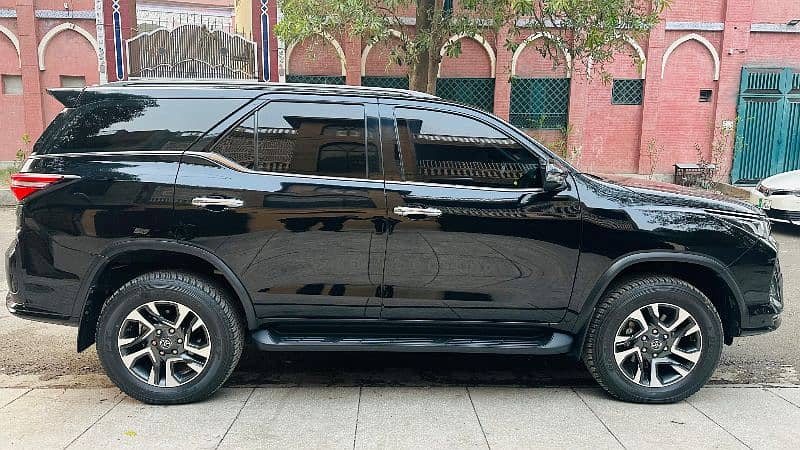 Toyota Fortuner Legender 2022 Total Genuine fully loaded 3