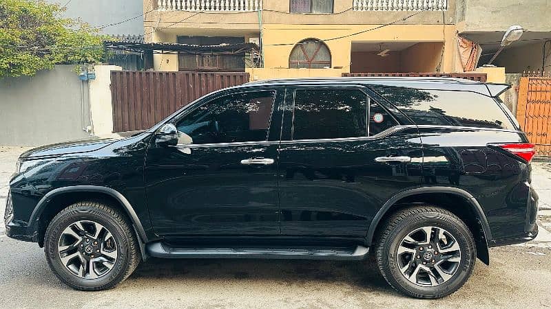 Toyota Fortuner Legender 2022 Total Genuine fully loaded 10