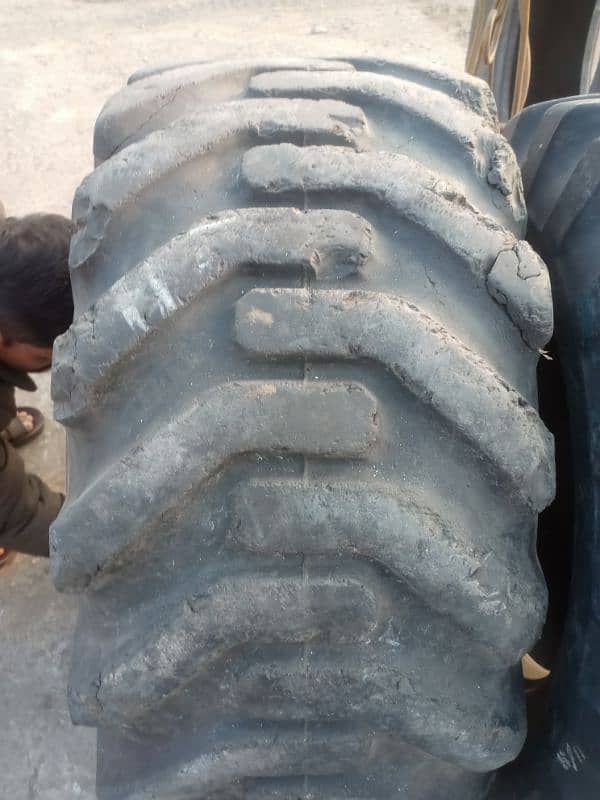 Exivator tyre 0