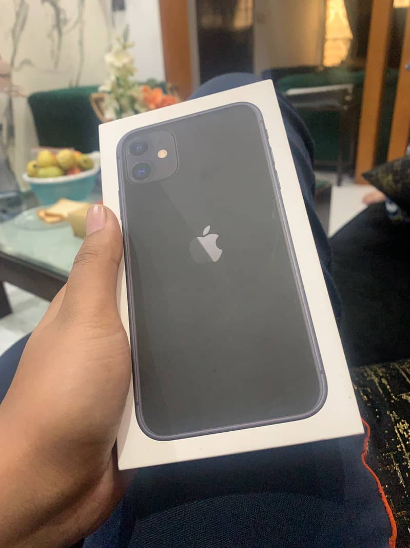 Iphone 11 5 mounth use 10 by 10 urgent sell 6