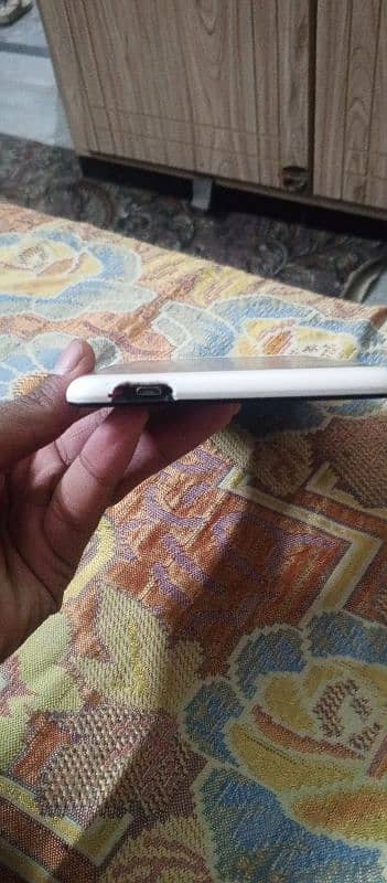 urgent sale Huawei t1-701u 3