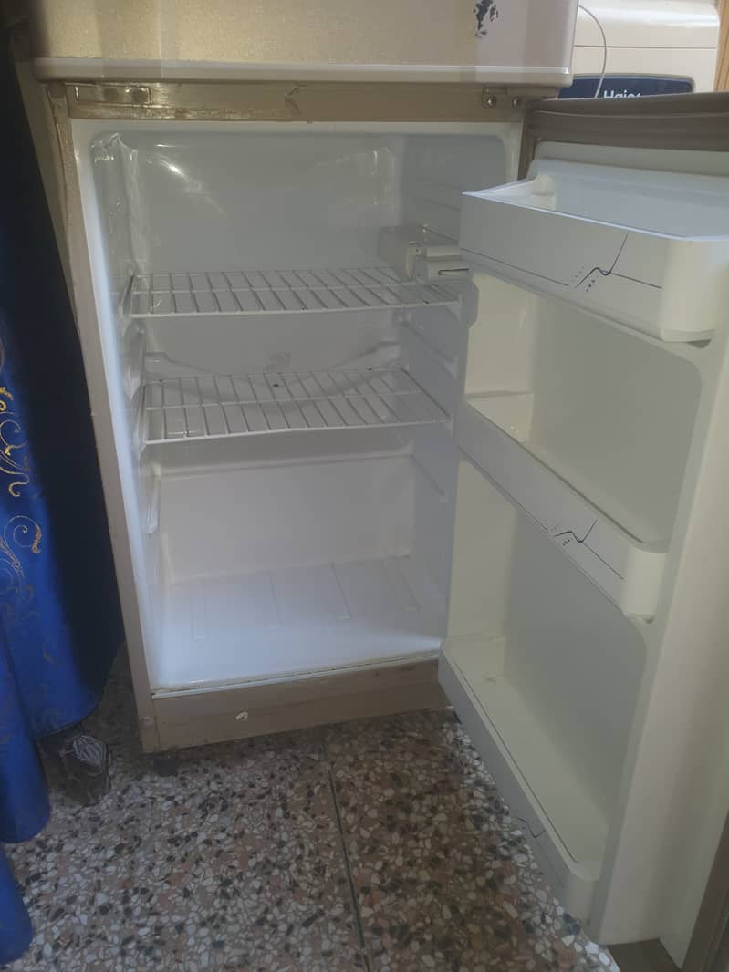 refrigerator medium size very good condition 2