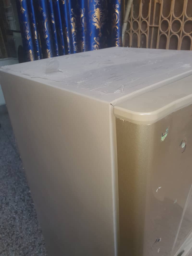 refrigerator medium size very good condition 6