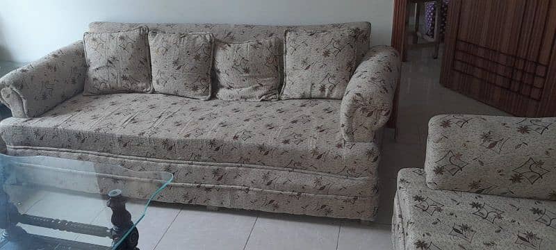 8 Seater Dewan Sofa Set/Center Table/sofa 3+3+1+1 5