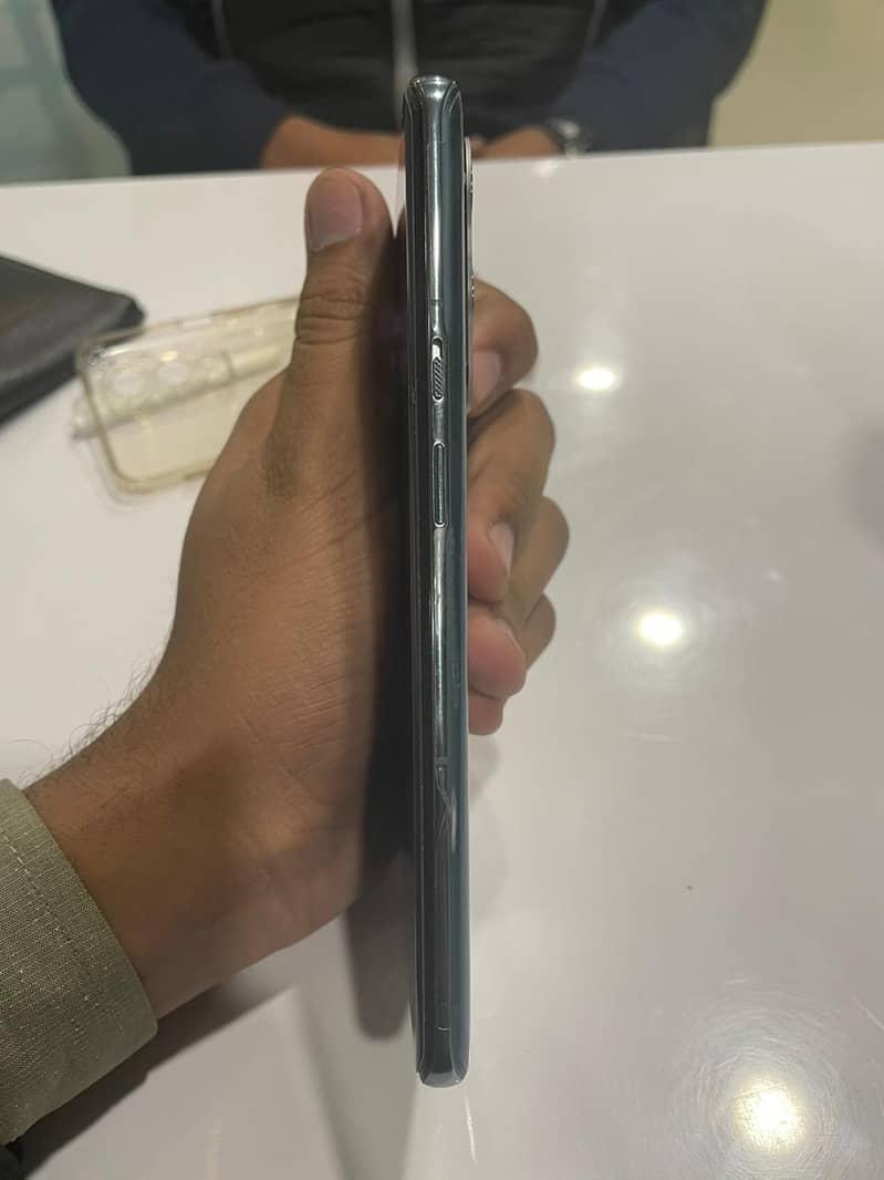 One Plus 9 Pro 10/10 12GB / 256GB (1 pink line) 2