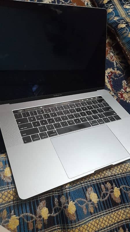 Macbook Pro 2018 15 inch Ci7, 512 SSD/ 16Ram. 4Gb Graphics 3