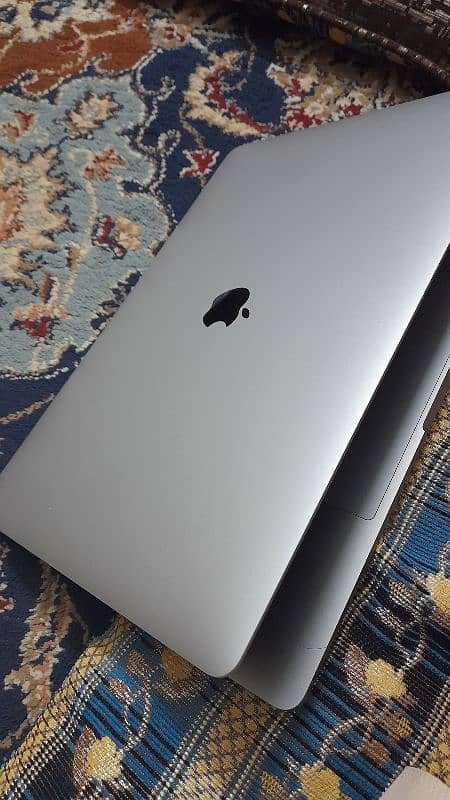 Macbook Pro 2018 15 inch Ci7, 512 SSD/ 16Ram. 4Gb Graphics 4