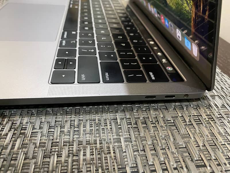 Macbook pro 13 inch 2018, 1st hand used, 8gb ram, 256gb ssd 5