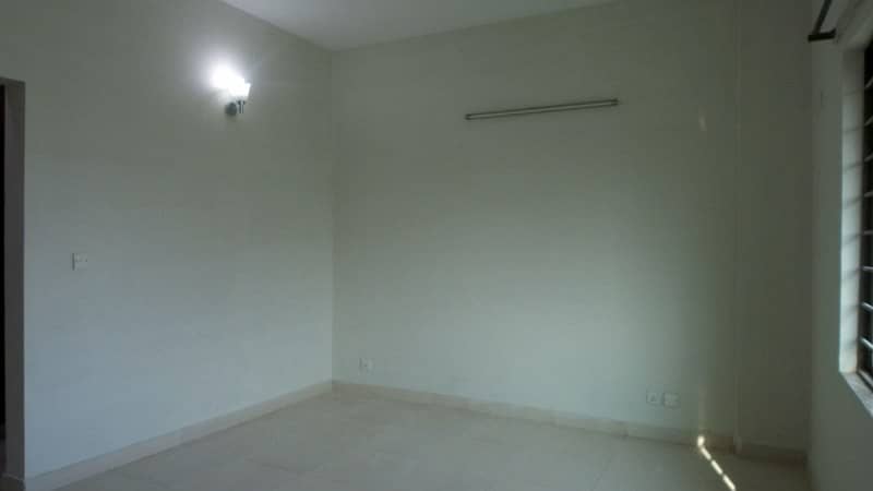 10 Marla 3 Bed Flat For Rent In Askari 11 Lahore 8