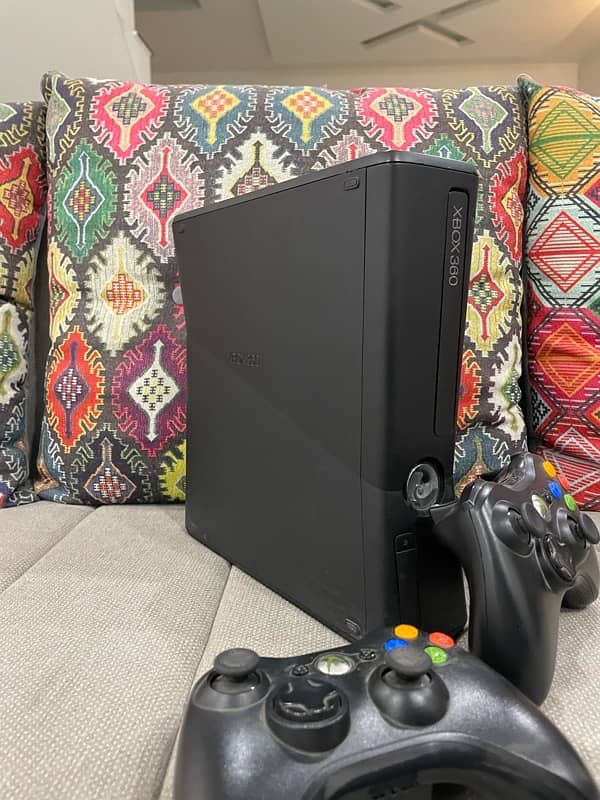 Xbox 360 Slim Edition 1