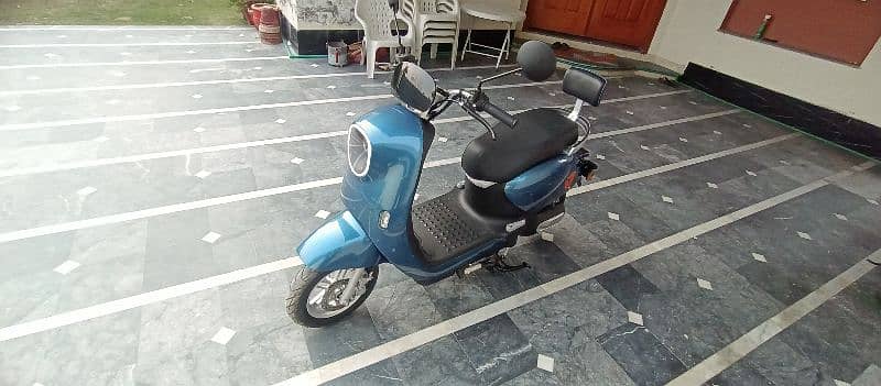 Yadea M3 Electric Scooter brand new 3