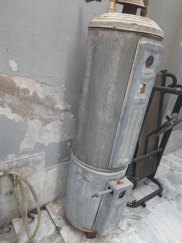 35 Gallon Gas Geyser Working Condition 1