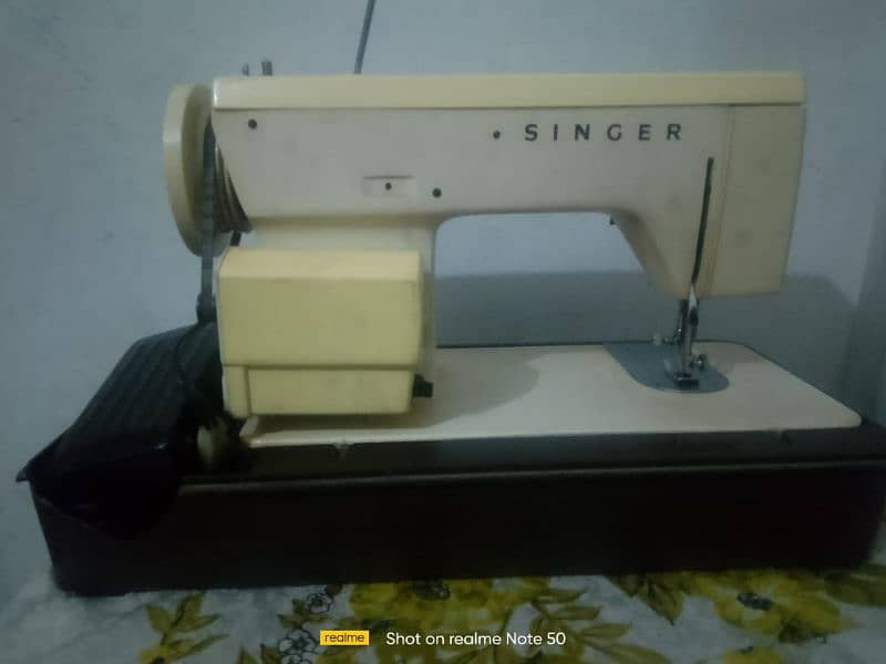 Singer Sewing Machine – Deluxe Golden Curl Model (Perfect Condition) 1