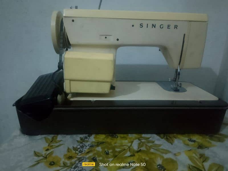 Singer Sewing Machine – Deluxe Golden Curl Model (Perfect Condition) 2