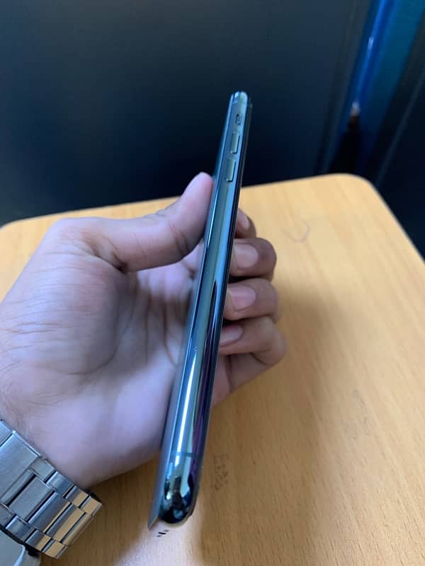 Iphone 11pro max in new condition 3