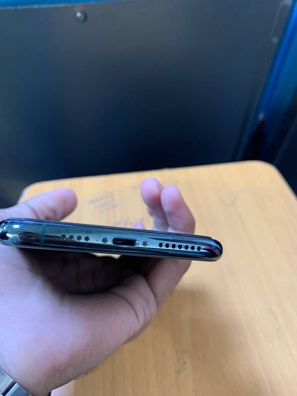 Iphone 11pro max in new condition 5