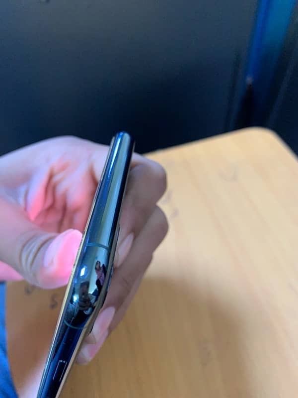 Iphone 11pro max in new condition 6